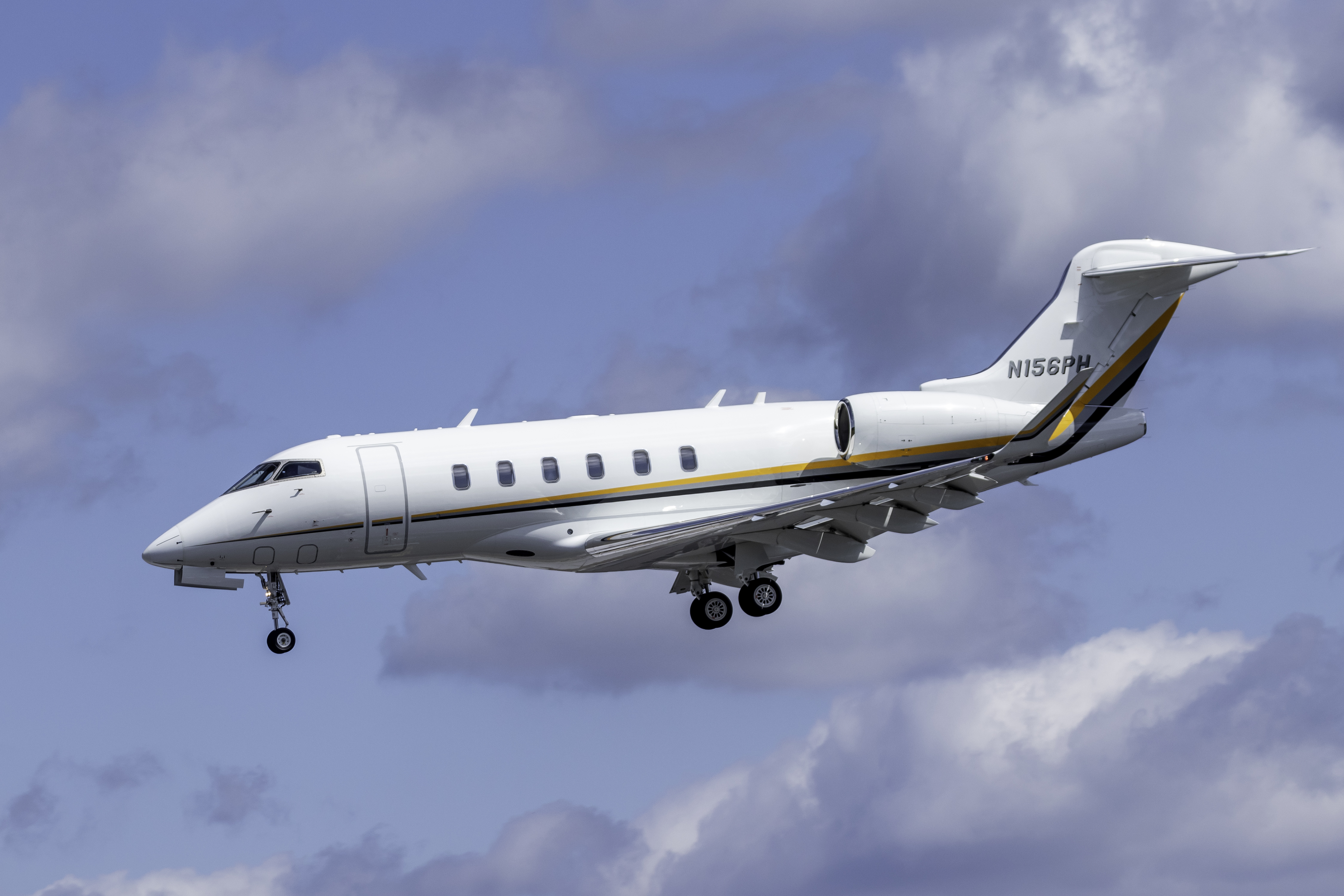 Bombardier Challenger 350 super midsize jet